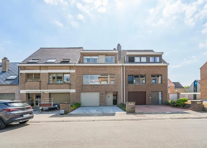 Spacious, Warm And Updated Home W Parking & Garden