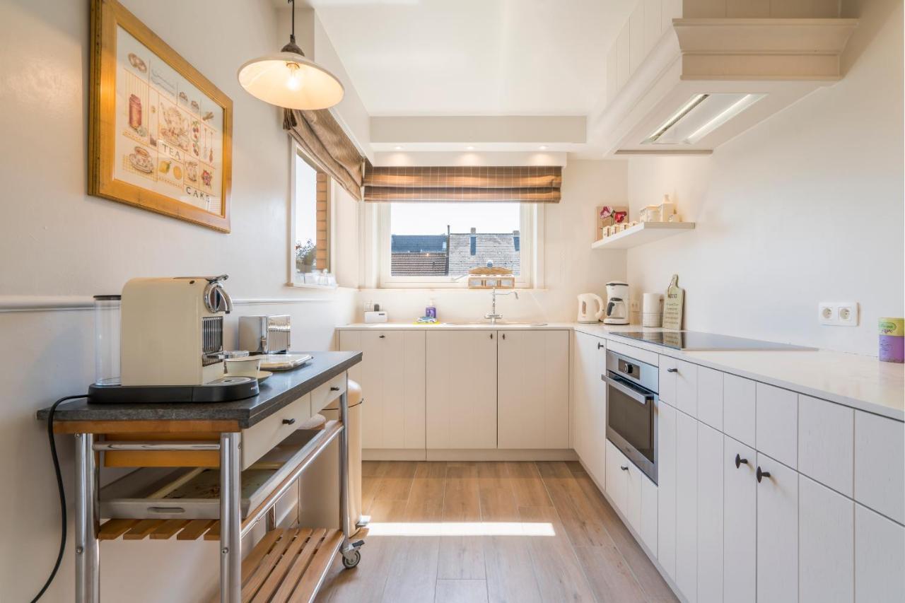 Spacious, Warm And Updated W Parking & Garden Appartement