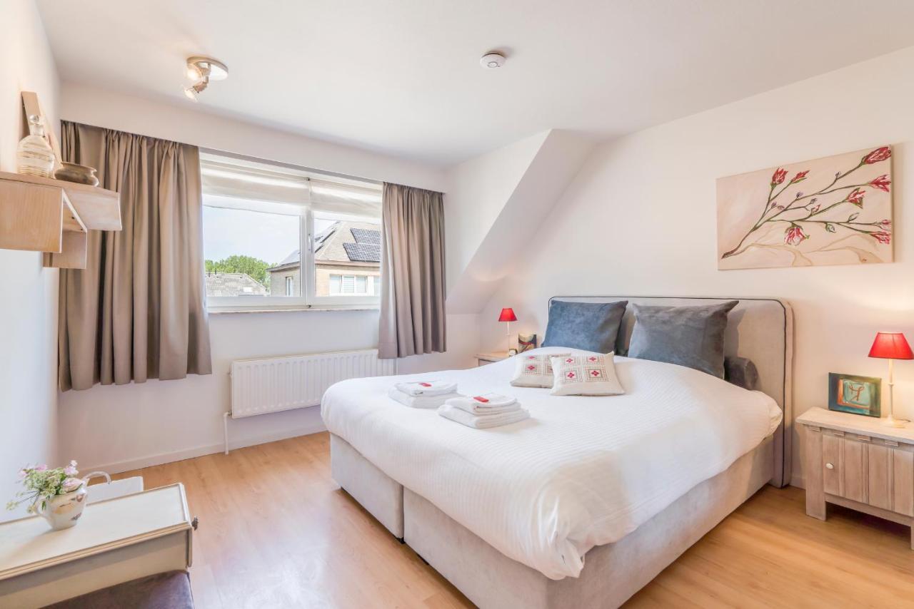 Spacious, Warm And Updated W Parking & Garden Appartement