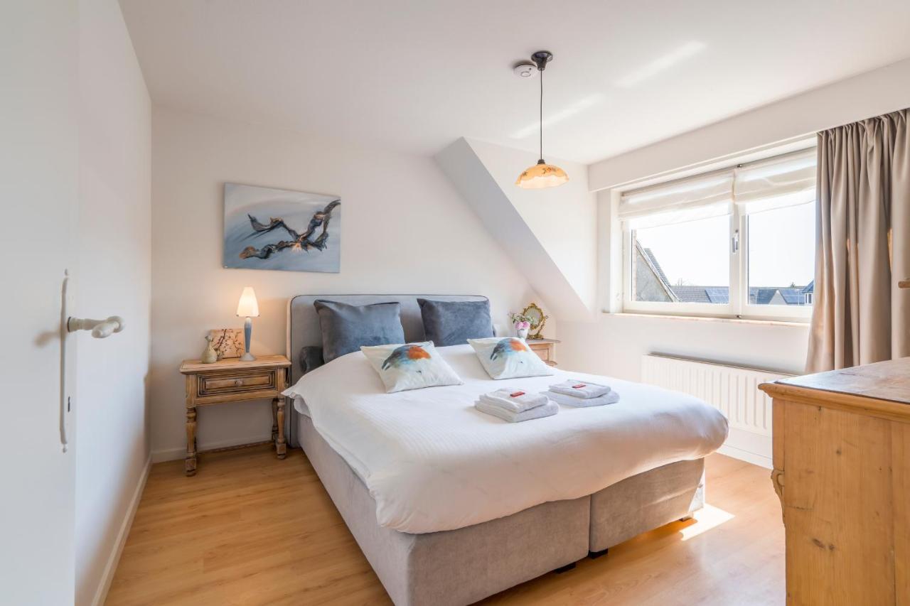 Spacious, Warm And Updated W Parking & Garden Appartement